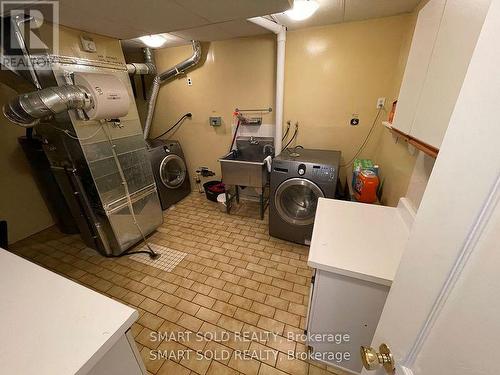 1575 Corkstone Glade, Mississauga, ON - Indoor Photo Showing Laundry Room