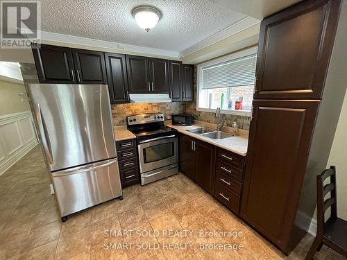 1575 Corkstone Glade, Mississauga, ON - Indoor Photo Showing Kitchen With Double Sink