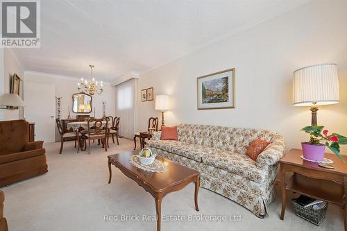 32 Algoma Drive S, Guelph (General Hospital), ON - Indoor Photo Showing Living Room
