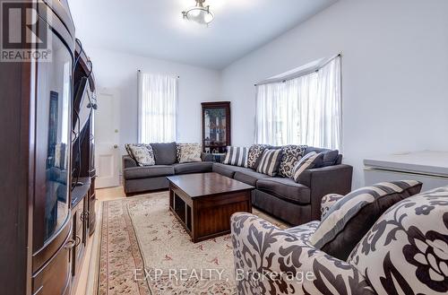 853 Simcoe Street S, Oshawa, ON - Indoor Photo Showing Living Room