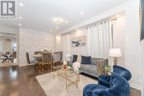 52 Blackberry Valley Crescent, Caledon, ON - Indoor Photo Showing Living Room