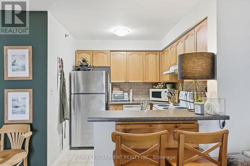 405 - 4450 Fairview Street, Burlington, ON - Indoor Photo Showing Kitchen