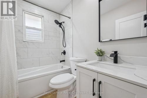 56 Dover Street, Waterloo, ON - Indoor Photo Showing Bathroom