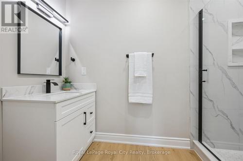 56 Dover Street, Waterloo, ON - Indoor Photo Showing Bathroom