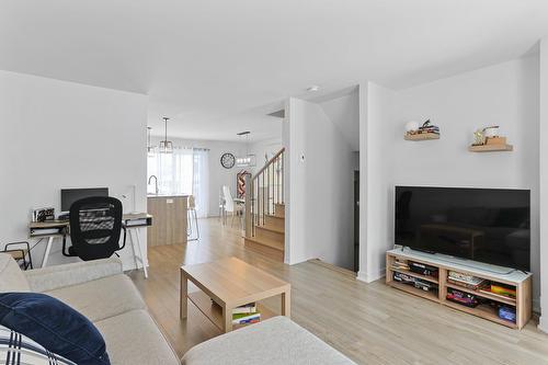 Living room - 11 Rue Des Plaisanciers, Saint-Louis-De-Gonzague, QC - Indoor Photo Showing Living Room