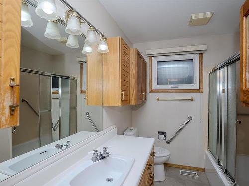 807 Superior Avenue, Thunder  Bay, ON - Indoor Photo Showing Bathroom