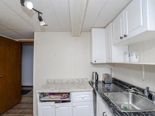 807 Superior Avenue, Thunder  Bay, ON - Indoor Photo Showing Kitchen