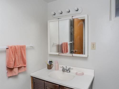 807 Superior Avenue, Thunder  Bay, ON - Indoor Photo Showing Bathroom