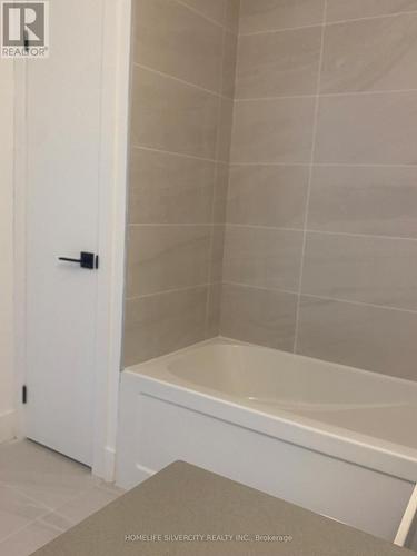 908 - 2782 Barton Street E, Hamilton, ON - Indoor Photo Showing Bathroom