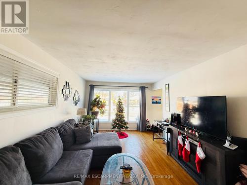 22 Gildea Street, Hamilton, ON - Indoor Photo Showing Living Room