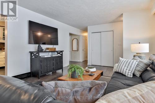 906 Dunlop Street E, Whitby, ON - Indoor Photo Showing Living Room