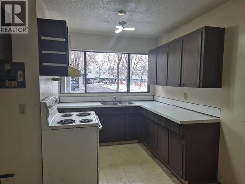 249 Kitchener Crescent Unit# 29, Kamloops, BC - Indoor Photo Showing Kitchen With Double Sink