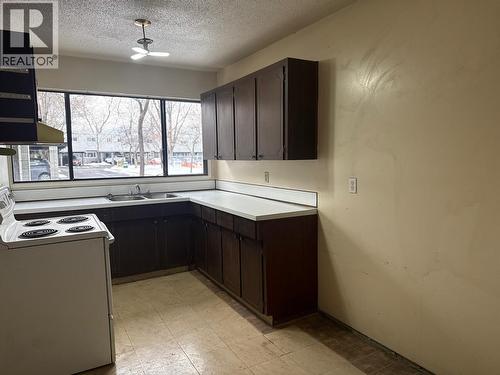249 Kitchener Crescent Unit# 29, Kamloops, BC - Indoor Photo Showing Kitchen With Double Sink