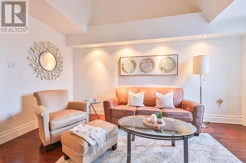 404 - 185 Robinson Street, Oakville, ON - Indoor Photo Showing Living Room