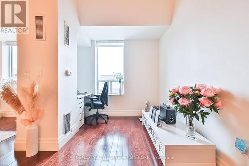 404 - 185 Robinson Street, Oakville, ON - Indoor