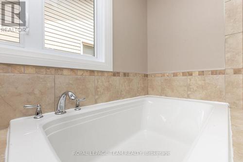 691 Edison Avenue, Ottawa, ON - Indoor Photo Showing Bathroom