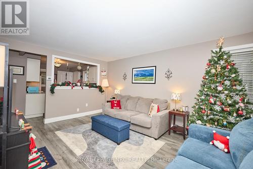 Open Concept to Kitchen - 40 Shakespeare Avenue, St. Catharines (Haig), ON - Indoor Photo Showing Living Room