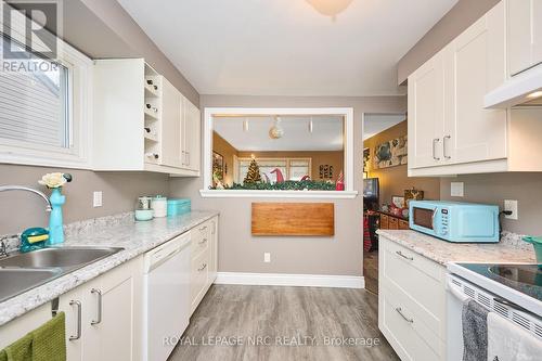 Breakfast Bar Collapsed - 40 Shakespeare Avenue, St. Catharines (Haig), ON - Indoor Photo Showing Kitchen