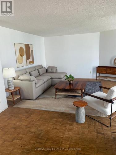 1809 - 3700 Kaneff Crescent, Mississauga, ON - Indoor Photo Showing Living Room