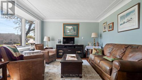 611 Clare Avenue, Welland (N. Welland), ON - Indoor Photo Showing Living Room