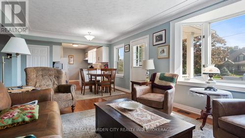 611 Clare Avenue, Welland (N. Welland), ON - Indoor Photo Showing Living Room