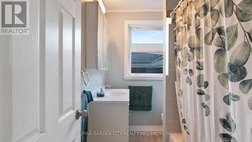 611 Clare Avenue, Welland (N. Welland), ON - Indoor Photo Showing Bathroom