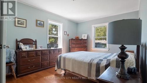 Primary Bedroom - 611 Clare Avenue, Welland (N. Welland), ON - Indoor Photo Showing Bedroom