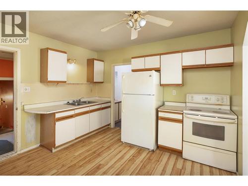 1923 Lindahl Street, Kelowna, BC - Indoor Photo Showing Kitchen With Double Sink