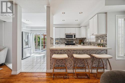 2365 Grand Ravine Drive, Oakville, ON - Indoor Photo Showing Kitchen With Upgraded Kitchen