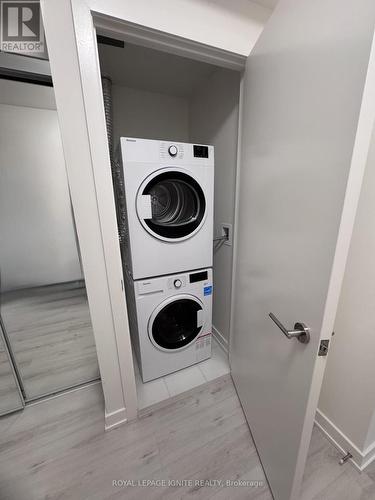 503 N - 120 Broadway Avenue, Toronto, ON - Indoor Photo Showing Laundry Room