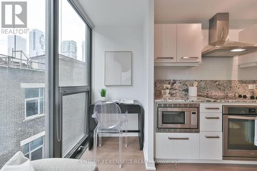 607 - 15 Beverley Street, Toronto, ON - Indoor Photo Showing Kitchen