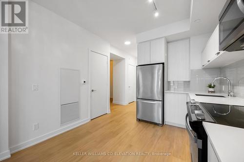 914 - 10 Deerlick Court, Toronto, ON - Indoor Photo Showing Kitchen With Stainless Steel Kitchen