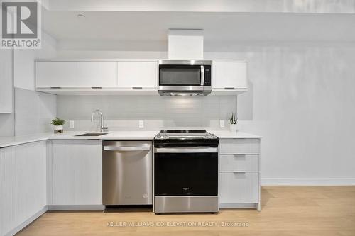 914 - 10 Deerlick Court, Toronto, ON - Indoor Photo Showing Kitchen