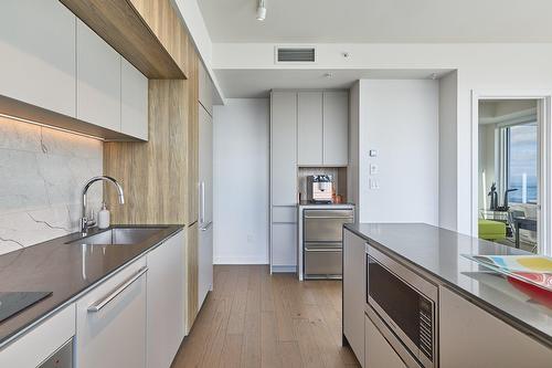 Cuisine - 4502-1188 Rue St-Antoine O., Montréal (Ville-Marie), QC - Indoor Photo Showing Kitchen With Upgraded Kitchen