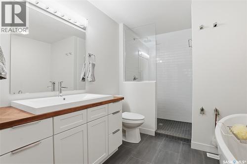712 7Th Street E, Saskatoon, SK - Indoor Photo Showing Bathroom