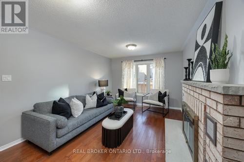 26 Falstaff Crescent, Whitby (Rolling Acres), ON - Indoor Photo Showing Living Room