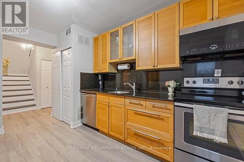 8 - 2079 Meadowbrook Road, Burlington, ON - Indoor Photo Showing Kitchen