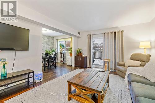 8 - 2079 Meadowbrook Road, Burlington, ON - Indoor Photo Showing Living Room