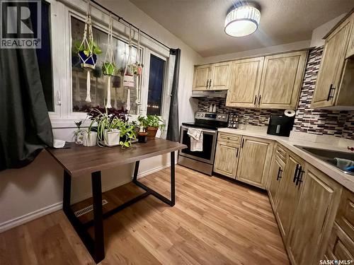 375 7Th Avenue Nw, Swift Current, SK - Indoor Photo Showing Kitchen