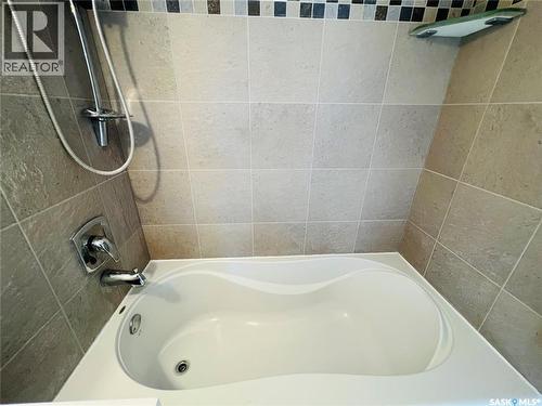 375 7Th Avenue Nw, Swift Current, SK - Indoor Photo Showing Bathroom