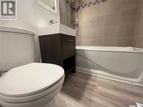 375 7Th Avenue Nw, Swift Current, SK - Indoor Photo Showing Bathroom