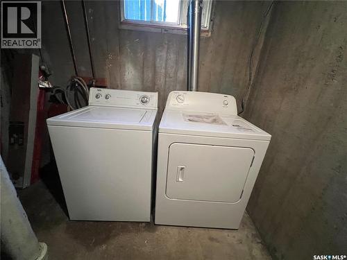 375 7Th Avenue Nw, Swift Current, SK - Indoor Photo Showing Laundry Room