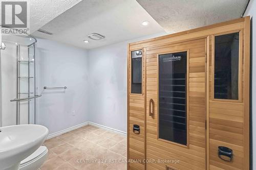 1353 South Wenige Drive, London North (North C), ON - Indoor Photo Showing Bathroom
