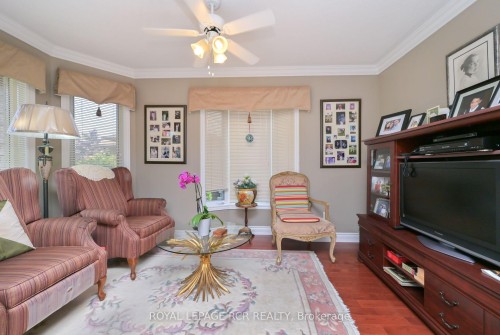 11 Montebello Terrace, New Tecumseth, ON - Indoor Photo Showing Living Room