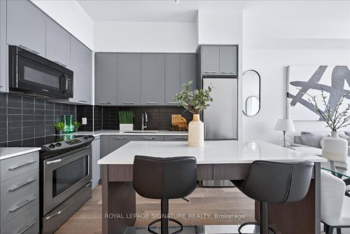 Lph06-9471 Yonge Street, Richmond Hill, ON - Indoor Photo Showing Kitchen With Upgraded Kitchen