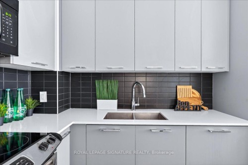 Lph06-9471 Yonge Street, Richmond Hill, ON - Indoor Photo Showing Kitchen