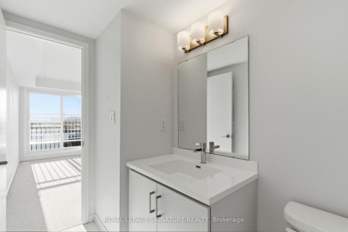 275-150 Honeycrisp Crescent, Vaughan, ON - Indoor Photo Showing Bathroom