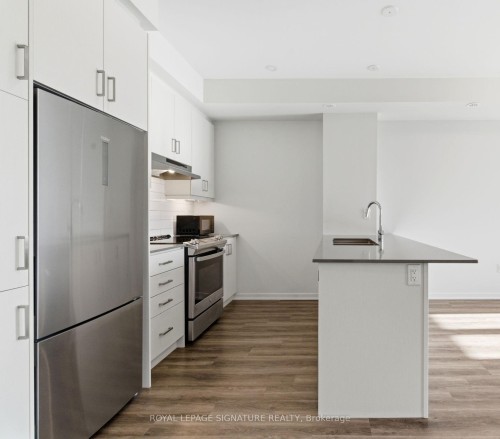 275-150 Honeycrisp Crescent, Vaughan, ON - Indoor Photo Showing Kitchen