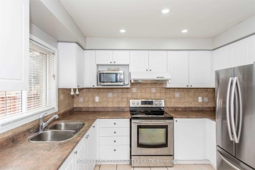 59-1480 Britannia Road W, Mississauga, ON - Indoor Photo Showing Kitchen With Double Sink
