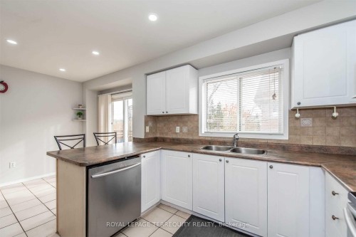 59-1480 Britannia Road W, Mississauga, ON - Indoor Photo Showing Kitchen With Double Sink